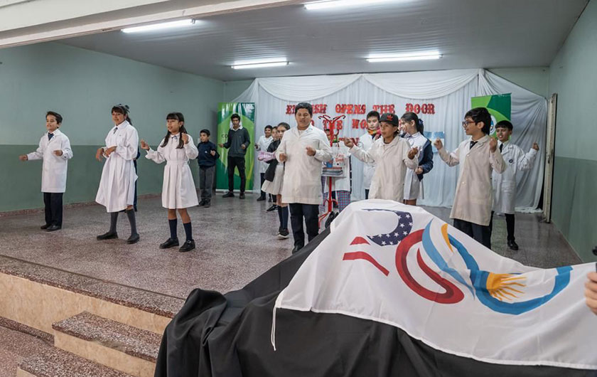 La ministra de Educación y el Embajador de EEUU visitaron la Escuela N°404 y entregaron equipamiento