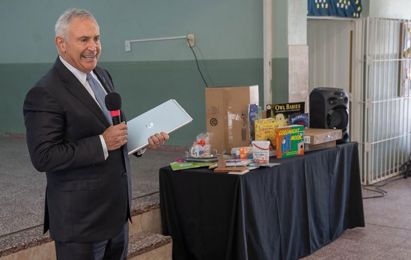 La ministra de Educación y el Embajador de EEUU visitaron la Escuela N°404 y entregaron equipamiento