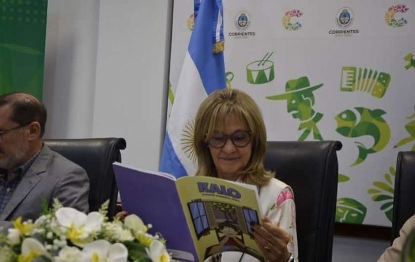 Ministra de Educación mirando el libro Kaló