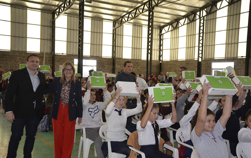 Entrega de notebooks a escuelas secundaria de Colonia Carolina y zonas rurales de Goya