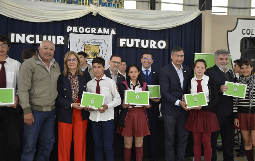 Entrega de notebooks a escuelas secundaria de Colonia Carolina y zonas rurales de Goya