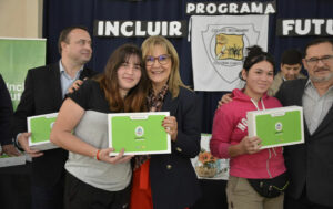 Ministra de Educación entregando notebook a alumna