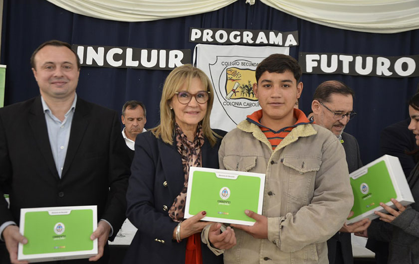 Ministra de Educación entregando notebook a alumno