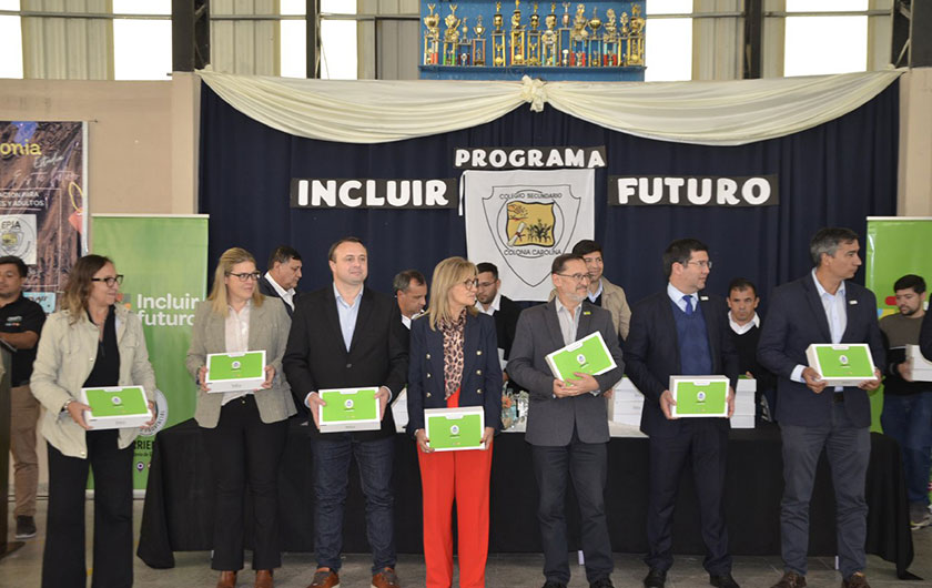 Entrega de notebooks a escuelas secundaria de Colonia Carolina y zonas rurales de Goya