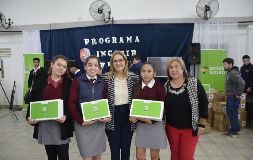 Ministra de Educación con alumnas en entrega de notebooks