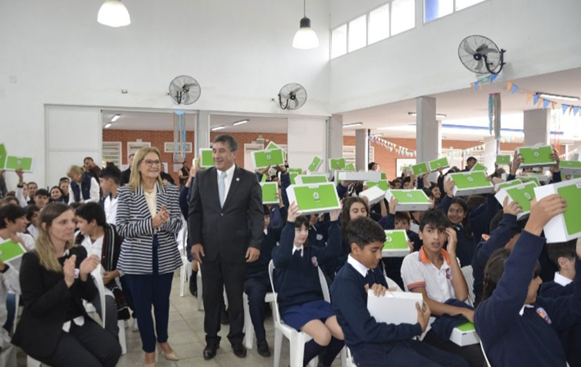 autoridades el Ministerio de Educación en entrega de notebooks