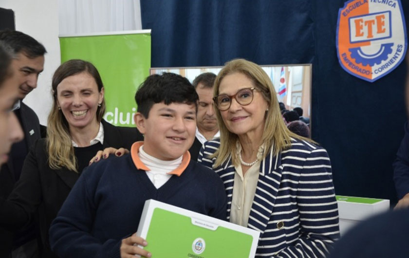 Ministra de Educación con alumno en entrega de notebooks