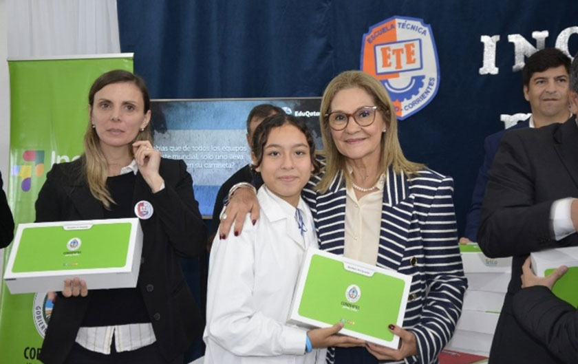 Ministra de Educación con alumna en entrega de notebooks