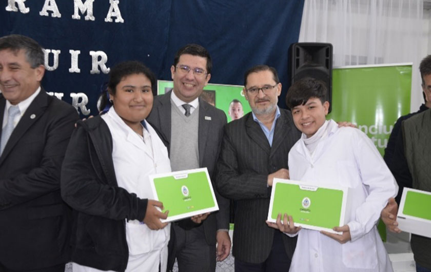 Alumnos de siete escuelas de Empedrado recibieron las netbooks del programa provincial Incluir Futuro Prensa Educación dipcorrientes4@gmail.com Alumnos de siete escuelas de Empedrado recibieron las netbooks del programa provincial Incluir Futuro