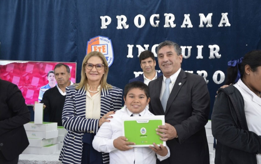 Ministra de Educación con alumno en entrega de notebooks