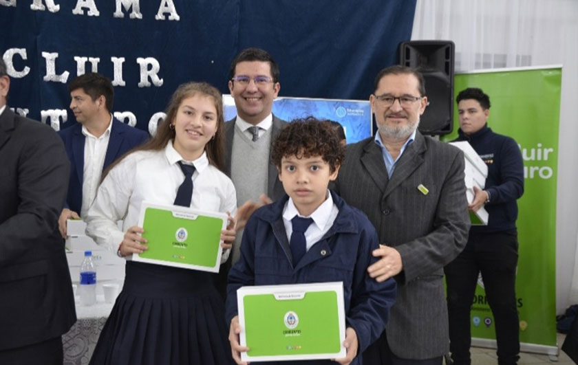 Alumnos de siete escuelas de Empedrado recibieron las netbooks del programa provincial Incluir Futuro Prensa Educación dipcorrientes4@gmail.com Alumnos de siete escuelas de Empedrado recibieron las netbooks del programa provincial Incluir Futuro