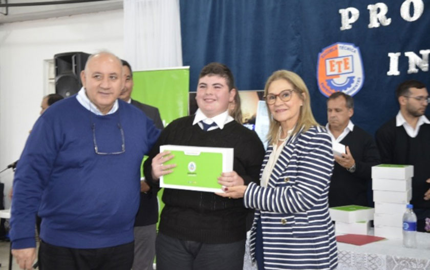 Ministra de Educación con alumno en entrega de notebooks