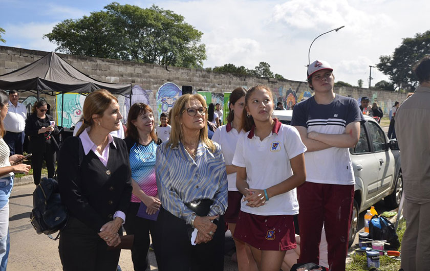 Ministra de Educación admirando el mural