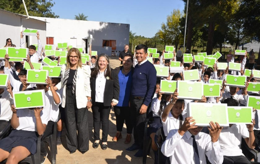 autoridades del Ministerio de Educación en entrega de notebook en diferentes colegios de la provincia de Corrientes