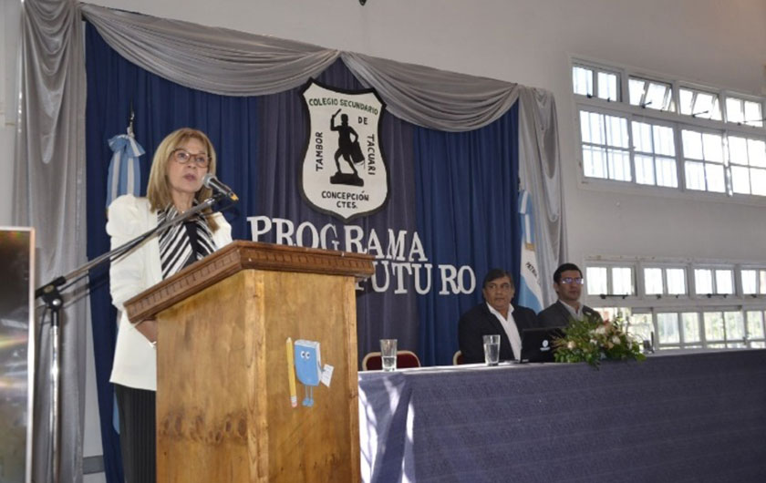 Práxedes López hablando en el acto de entrega de notebooks