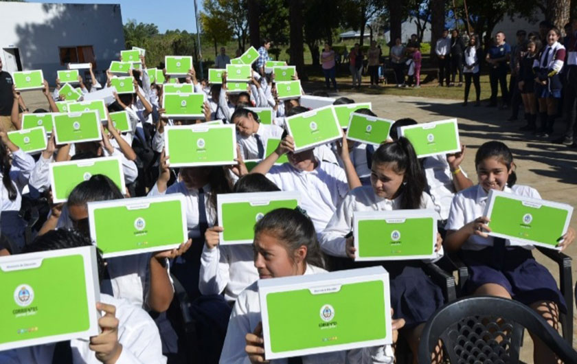 alumnos con nuevas notebooks