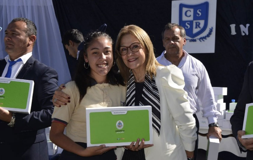 Ministra de Educación con alumna en entrega de notebooks