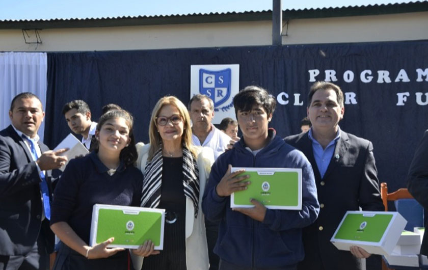 Ministra de Educación y alumnos con notebooks