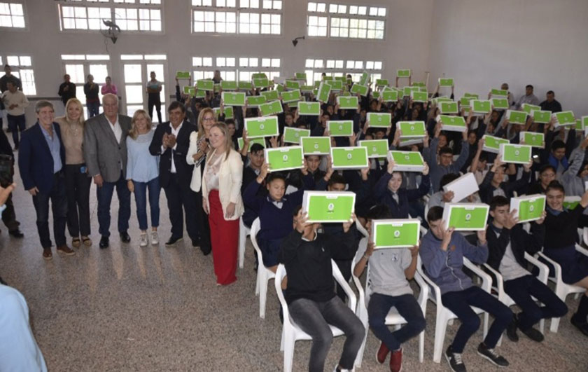 Avanza la entrega de netbooks en el interior de Corrientes