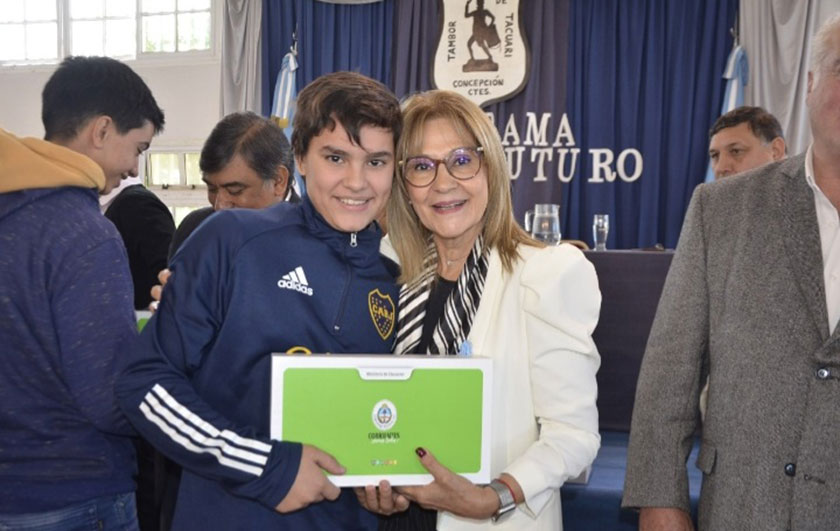 alumno y Ministra de Educación Práxedes López