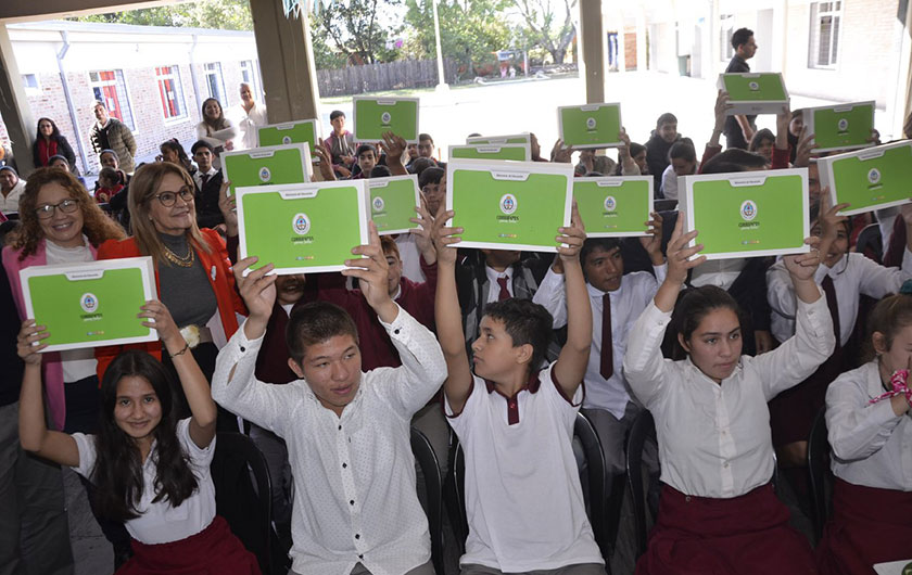 alumnos con sus netbooks