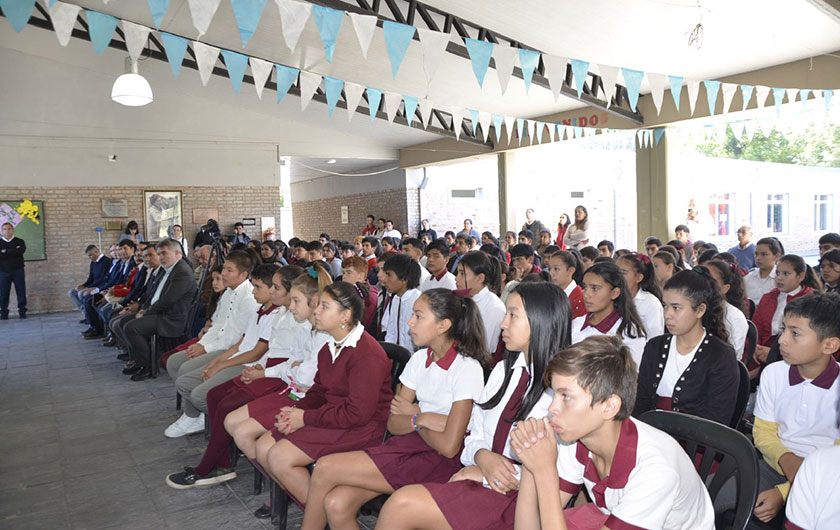 alumnos en acto de entrega de netbooks