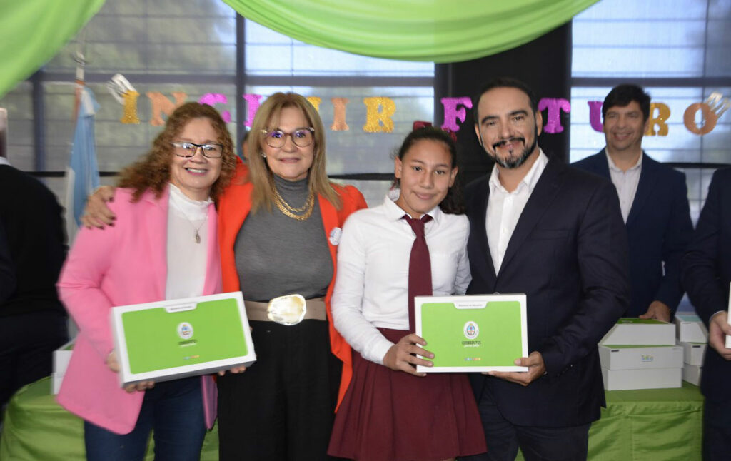 autoridades y alumnos en la entrega de netbooks