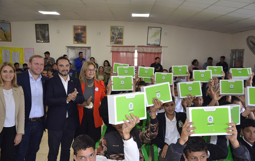 Ministra de Educación con alumnos y sus netbooks