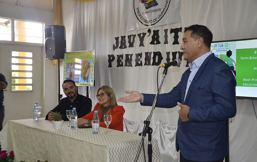 Entrega de material bibliográfico realizado por el Ministerio de Educación y computadoras al ISFD de Ituzaingó