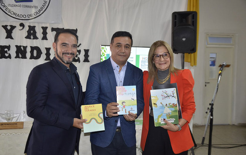 autoridades con el material entregado por el Ministerio de Educación