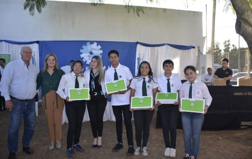 alumnos y autoridades posando con sus nuevas netbooks