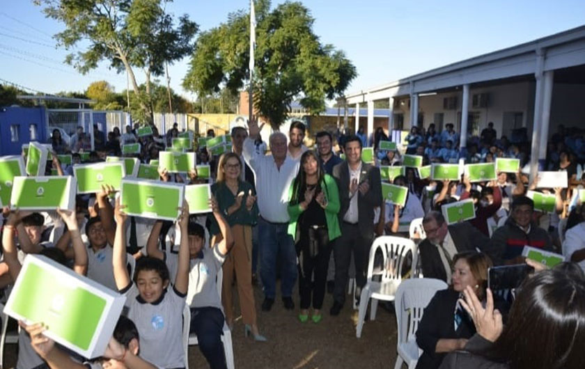 alumnos y autoridades posando con sus nuevas netbooks