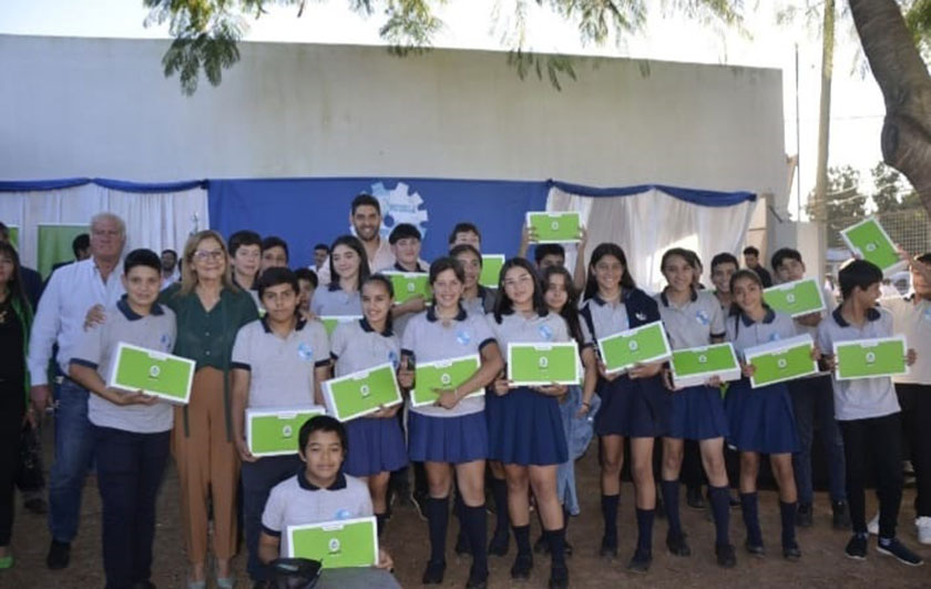 alumnos y autoridades posando con sus nuevas netbooks