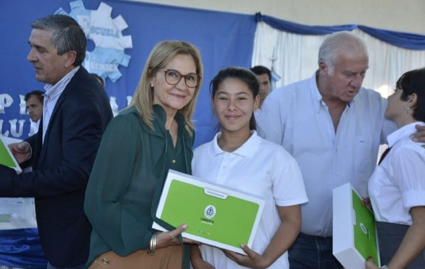 Ministra de Educación entregando netbook a alumna