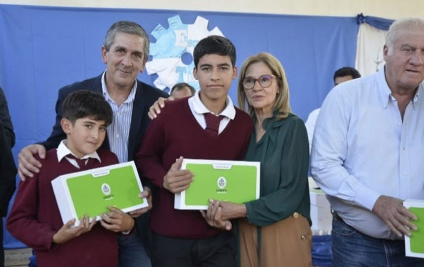 Ministra de Educación entregando netbook a alumno