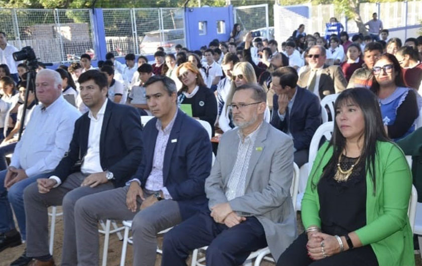 autoridades del Ministerio de Educación en entrega de netbooks