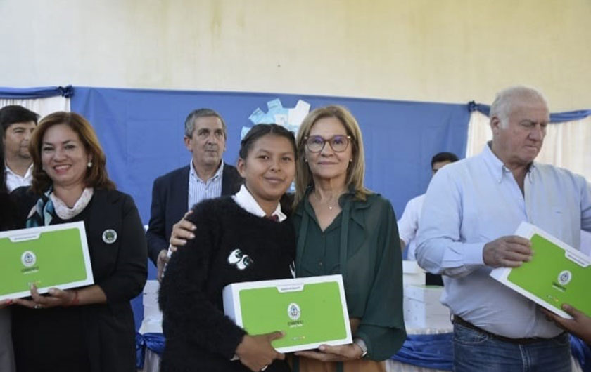 Ministra de Educación entregando netbook a alumna