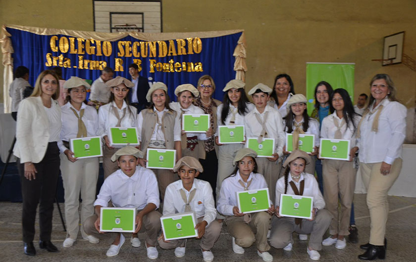 Ministra de Educación con alumnos en entrega de netbooks