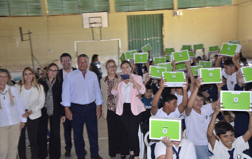 Ministra de Educación y autoridades con alumnos en entrega de netbooks