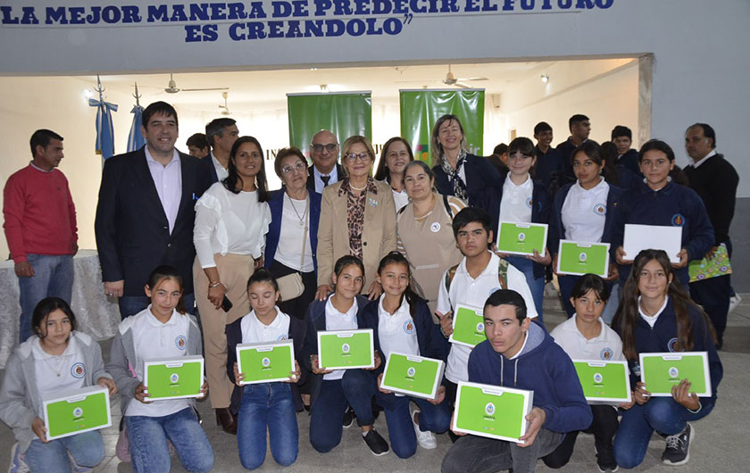 Ministra de Educación con alumnos en entrega de netbooks