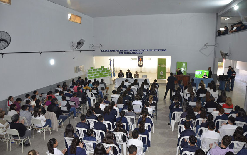 El Gobierno provincial entregó Netbooks a estudiantes de Sauce y Perugorría