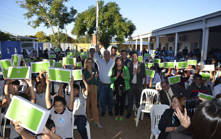 Ministra de Educación y autoridades con alumnos en entrega de netbooks