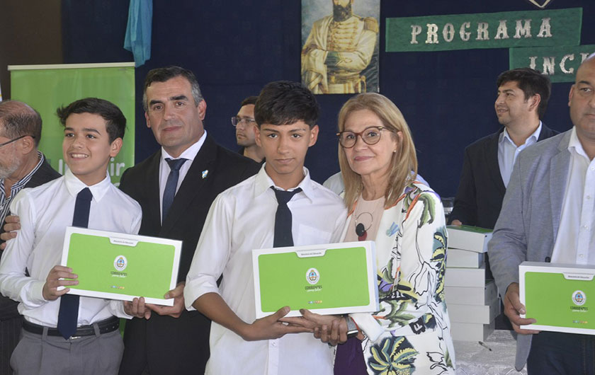 Ministra de Educación entregando netbook a alumno