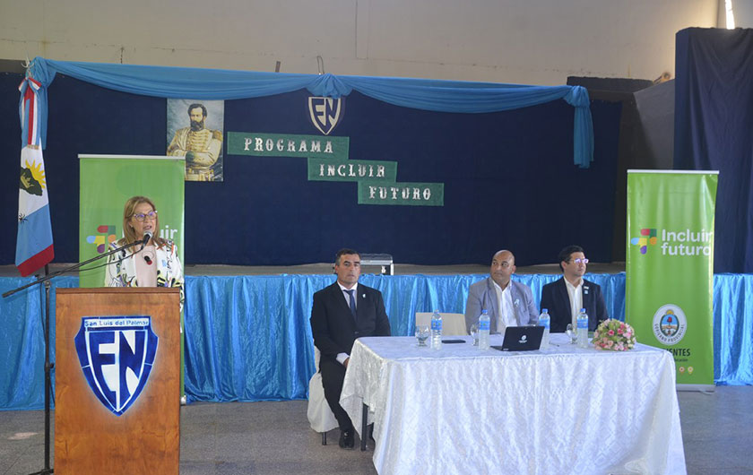 acto de entrega de netbooks en San Luis del Palmar