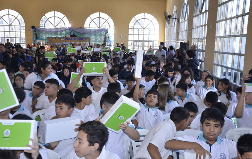 alumnos con sus nuevas netbooks