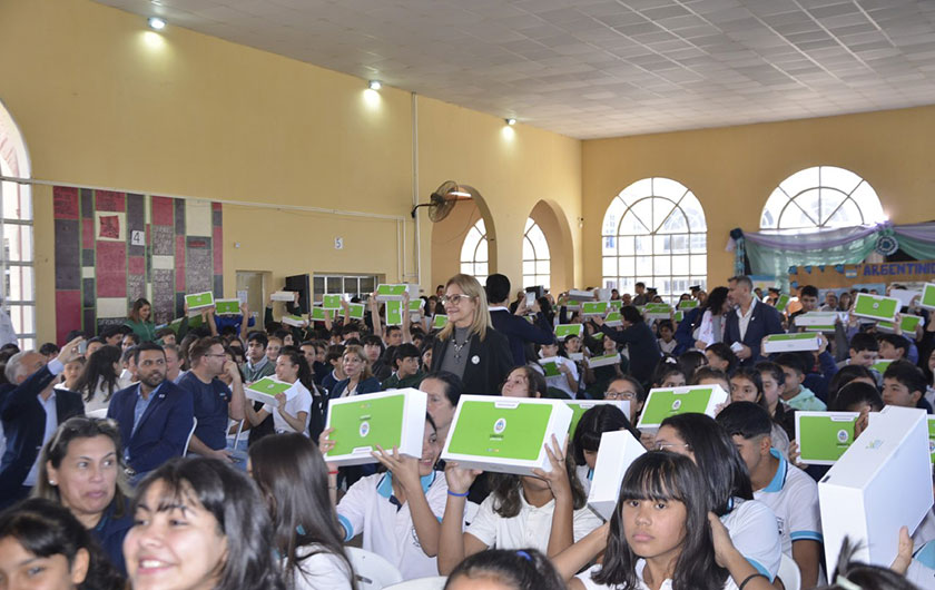 alumnos con sus nuevas netbooks