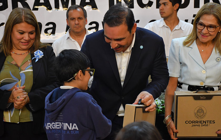 Gobernador Valdés en acto de entrega de notebooks