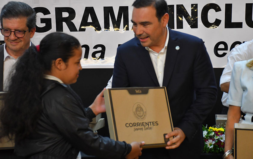 Gobernador Valdés en acto de entrega de notebooks