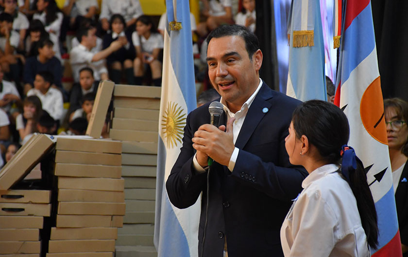 Gobernador Valdés en acto de entrega de notebooks