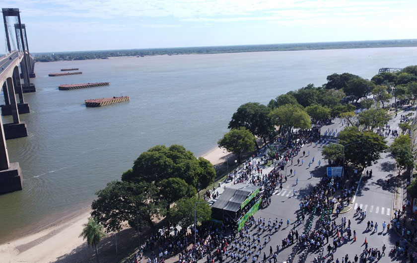 costanera de Corrientes en Tradicional desfile por la Revolución de Mayo
